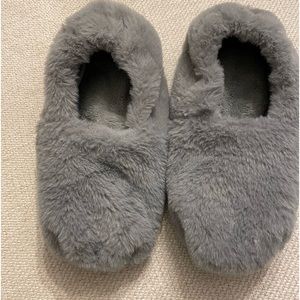 Warm slippers w/microwavable inserts. Size M-L
